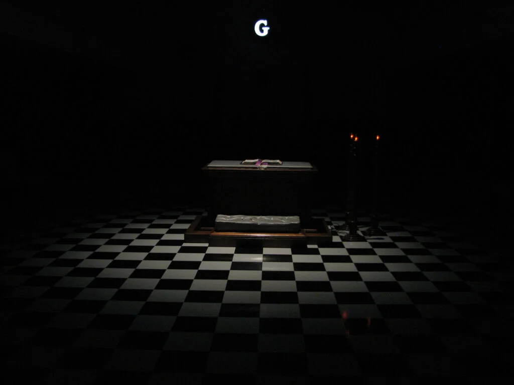 templo masónico a oscuras