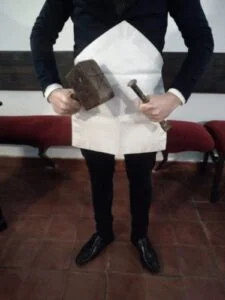 Aprendiz con mazo y cincel