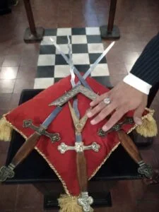 juramento sobre la escuadra y el compas con espadas