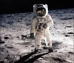 Astronauta en la luna